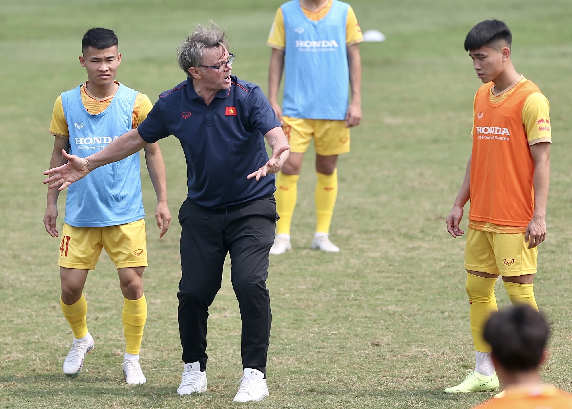 hlv-troussier-toi-muon-cau-thu-choi-song-phang-va-bot-ghi-ban-tu-da-phat-co-dinh