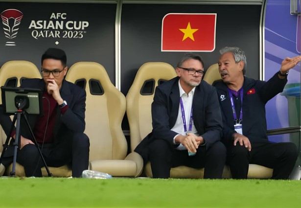 hlv-troussier-toi-qua-that-vong-chi-1-chi-tiet-nho-da-lam-anh-huong-den-ca-doi