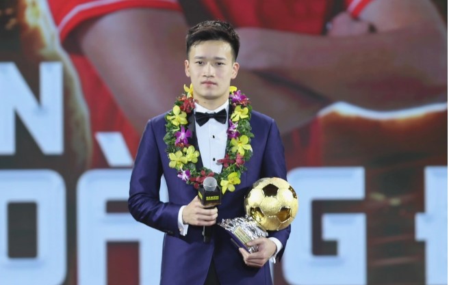 hoang-duc-noi-thang-ve-bat-dong-voi-hlv-troussier-sau-khi-gianh-qbv